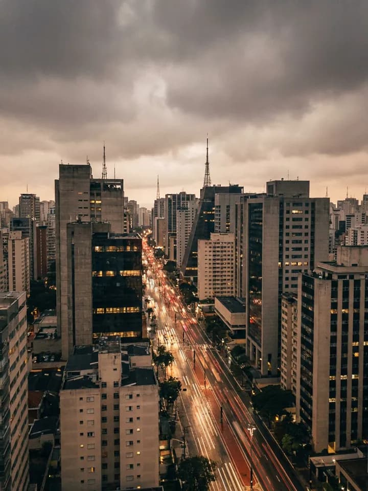 Avenida Paulista vista do alto ao entardecer