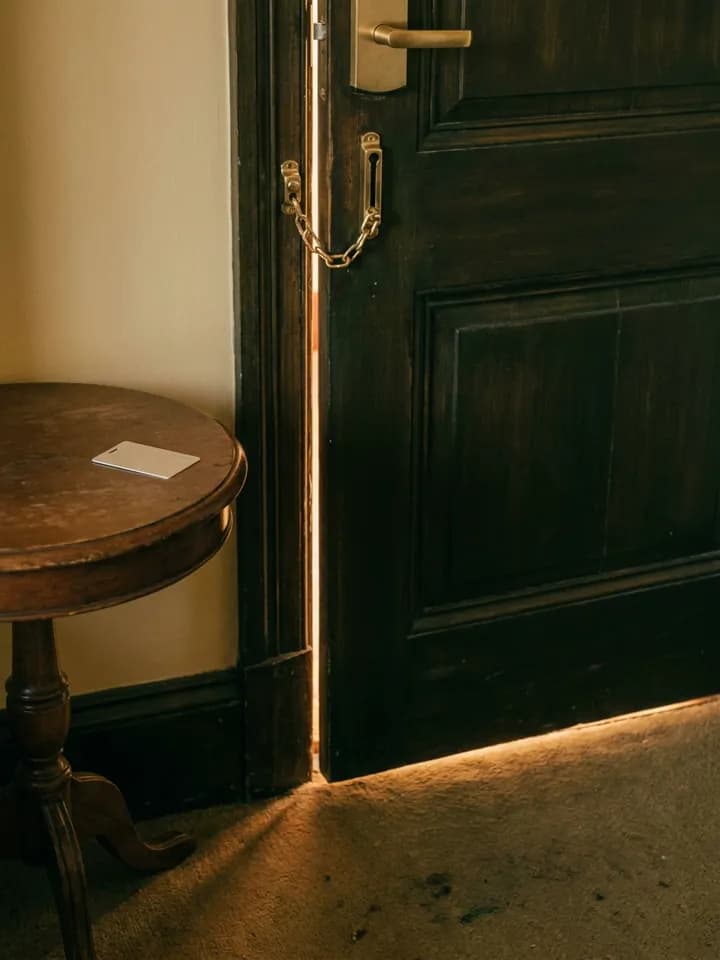 Porta de quarto de hotel com a corrente de segurança passada