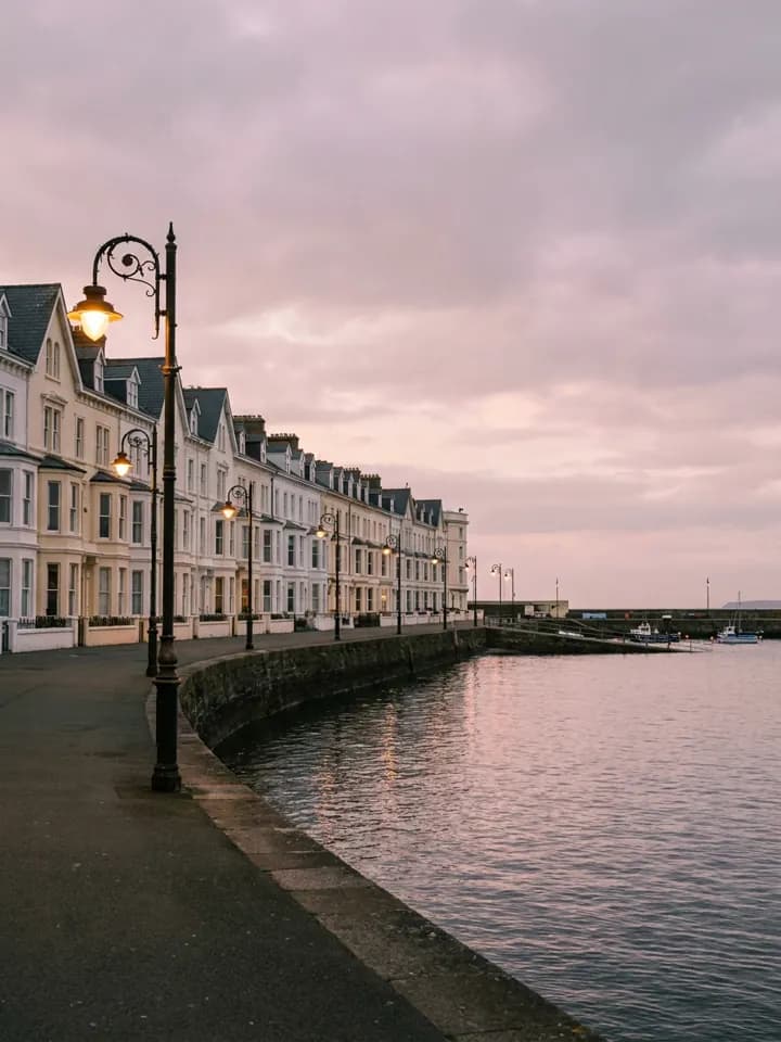 Orla de Douglas, na Ilha de Man, ao entardecer