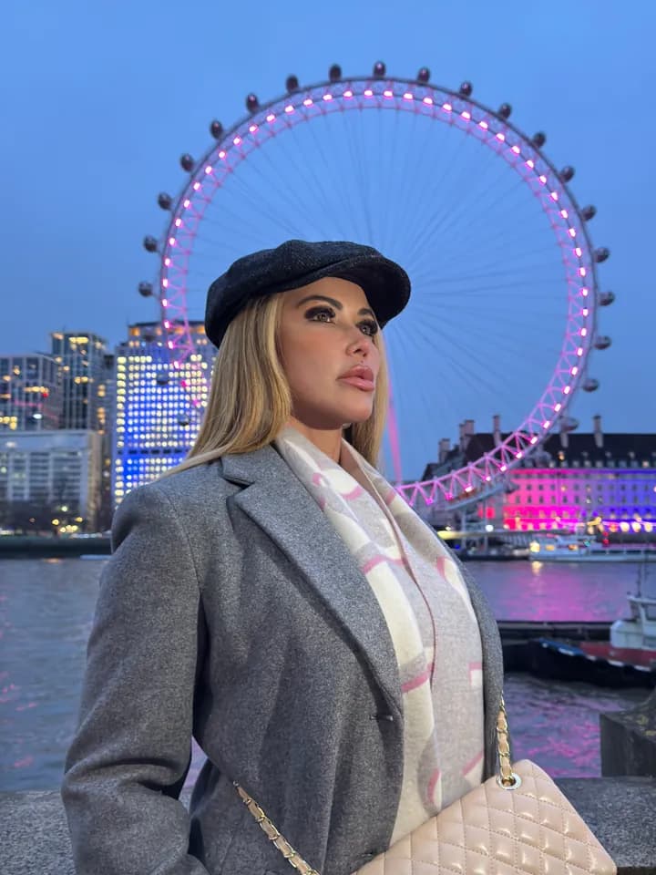Cris Galera às margens do Tâmisa com a London Eye iluminada ao fundo