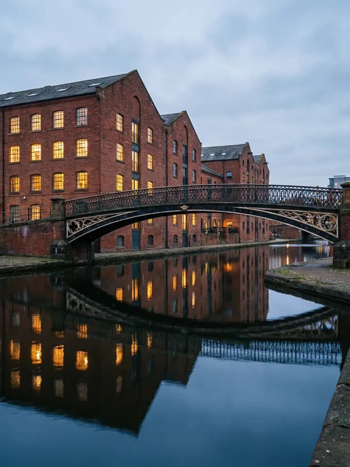 Armazéns de tijolo à beira do canal em Manchester ao entardecer
