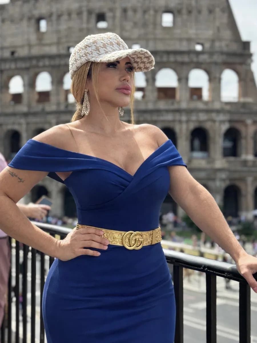 Cris Galera em Roma, em frente ao Coliseu